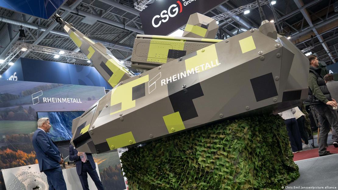Rheinmetall tarafından üretilen Skyranger 30 isimli hava savunma sistemi bir fuarda sergileniyor